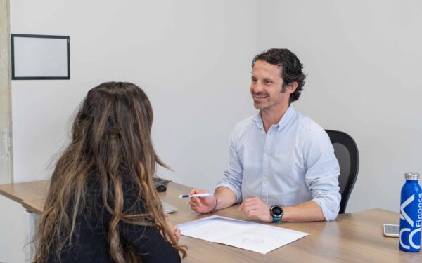 Cliente pendant rendez-vous avec un courtier en credit immobilier Fabrice Culinat