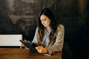 Jeune femme regardant ses comptes ICC Finance Courtier en pret immobilier