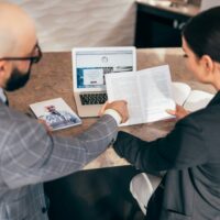 Courtier professionnel expliquant le business plan à une porteuse de projet