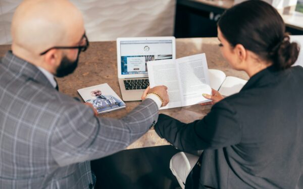 Courtier professionnel expliquant le business plan à une porteuse de projet